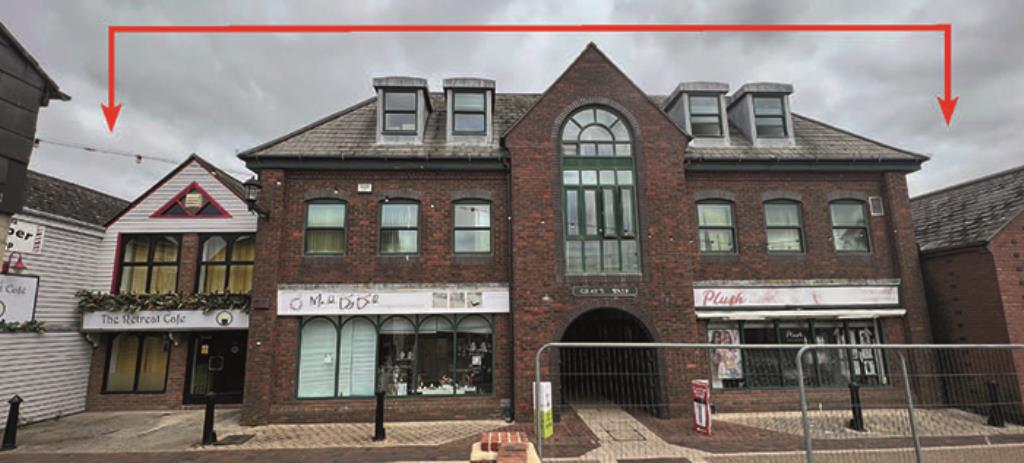 Lot: 107 - FREEHOLD TOWN CENTRE INVESTMENT COMPRISING ELEVEN COMMERCIAL UNITS AND RESIDENTIAL GROUND RENT INCOME - Freehold Town Centre Investment Newport Isle of Wight